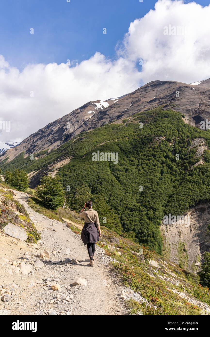 Le giovani camminate lungo la valle dell'Ascencio, escursione alla base di Torres del Paine, Torres de Paine, Magallanes e Antartide cilena, Cile Foto Stock