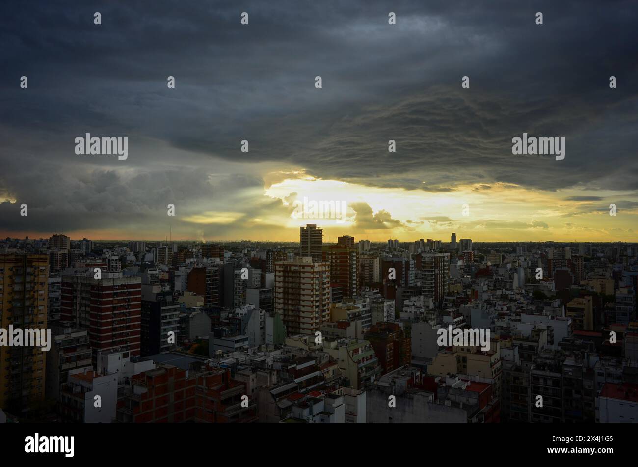 Cielo spettacolare sopra la città di Buenos Aires, Argentina Foto Stock