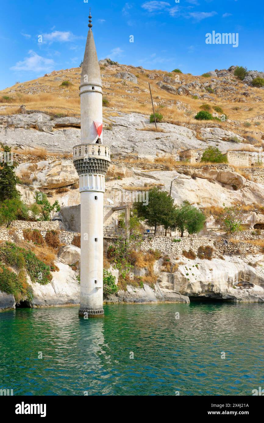 Case sommerse e moschea di Eski Savasan a causa della costruzione della diga di Birecik sul fiume Eufrate, Halfeti, Turchia Foto Stock