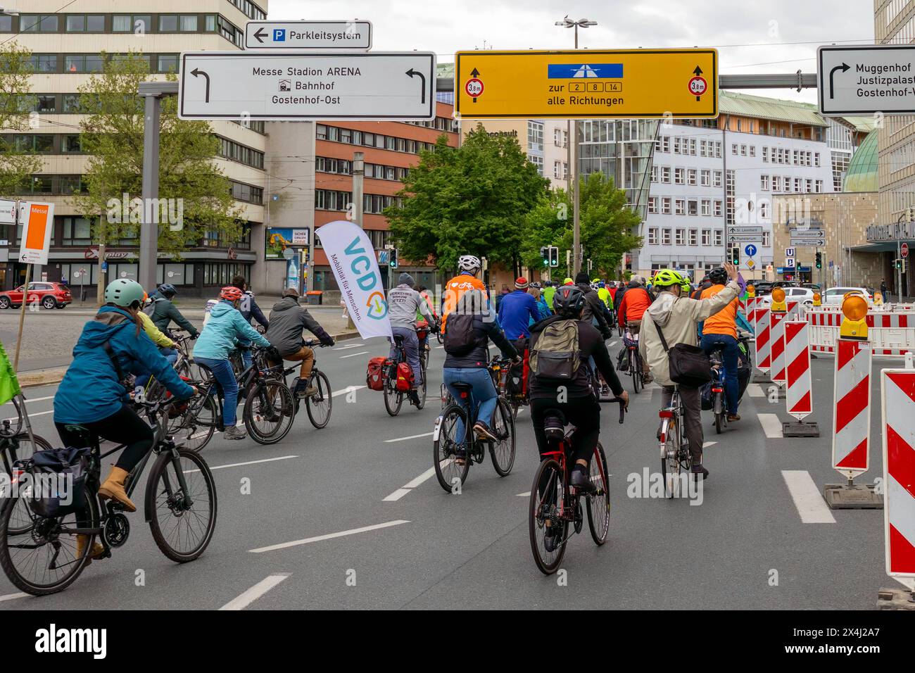 Fahrrad-Demonstration für die Mobilitätswende im Großraum Nürnberg Raddemo gegen den Ausbau des Frankenschnellwegs, für Radschnellwege und für die Stadt-Umland-Bahn, die Verlängerung der Straßenbahn von Nürnberg über Erlangen nach Herzogenaurach. Die Route der Demonstration führte vom Nürnberger Opernhaus über den Frankenschnellweg bis zur Straßenbahnhaltestelle am Wegfeld , das Ende der derzeitigen Ausbaustrecke der tram nach Erlangen. Nürnberg Bayern Deutschland *** dimostrazione di biciclette per la ripresa della mobilità nella grande area di Norimberga dimostrazione di biciclette contro l'espansione di Foto Stock