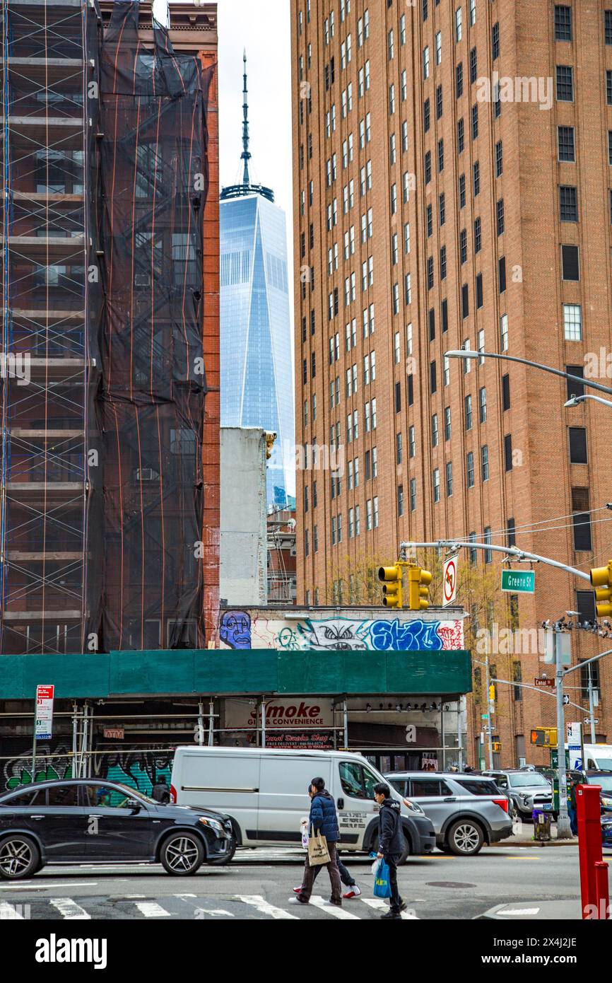 L'One World Trade Centre può essere visto alla fine di un canyon di strada, Lower Manhattan, New York City Foto Stock