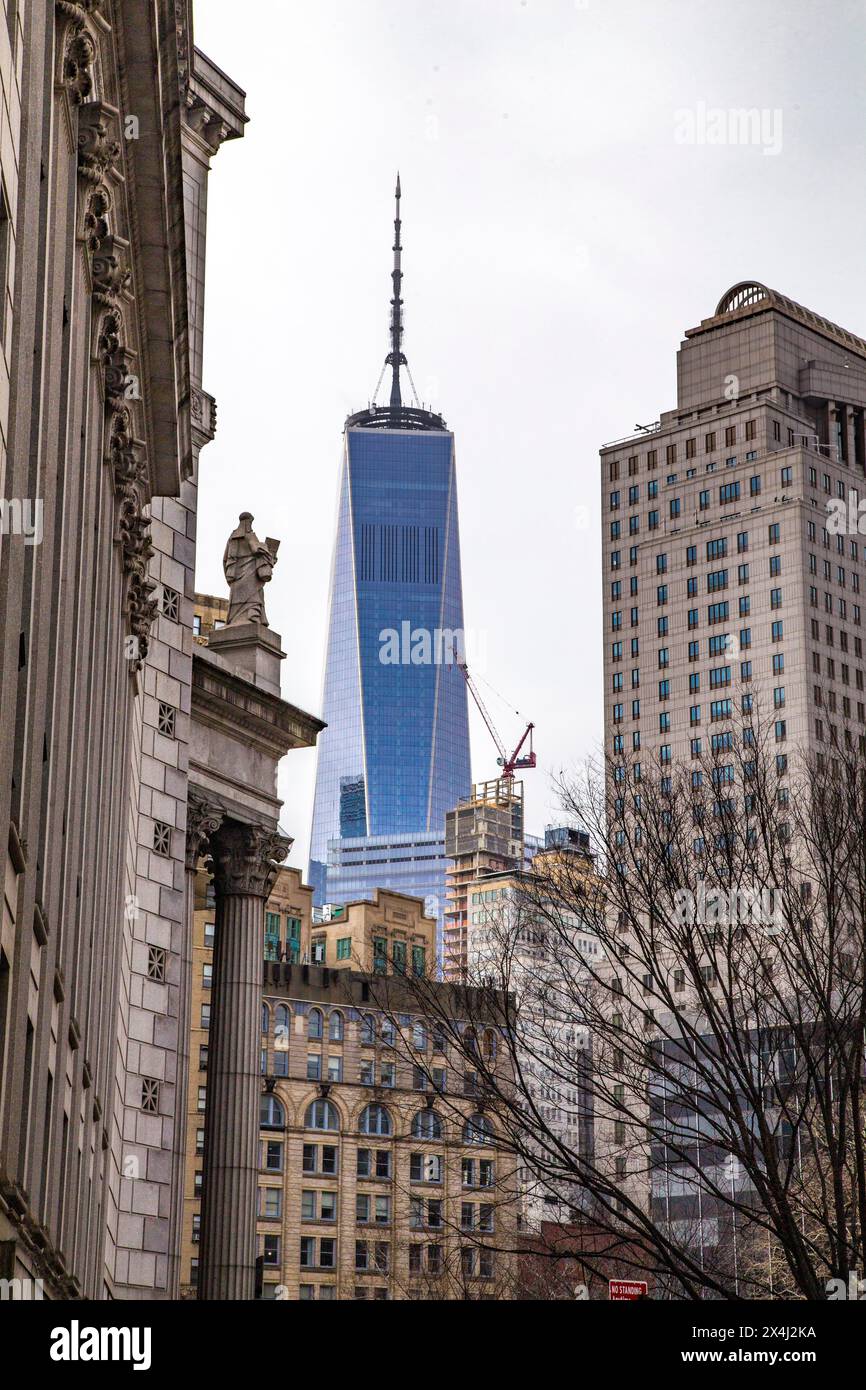 Vista dal Thomas Paine Park al One World Trade Centre, Lower Manhattan, New York City Foto Stock