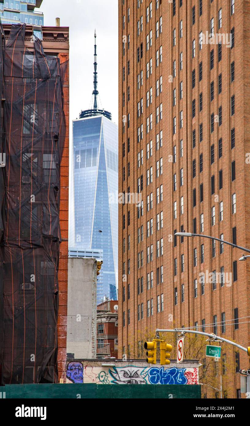L'One World Trade Centre può essere visto alla fine di un canyon di strada, Lower Manhattan, New York City Foto Stock