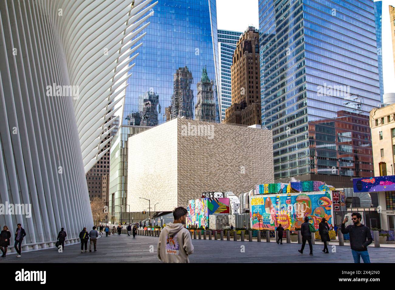 Perelman Performing Arts Center di fronte al One World Trade Center, sulla sinistra Transit Hall Oculus della stazione World Trade Center, New York City Foto Stock