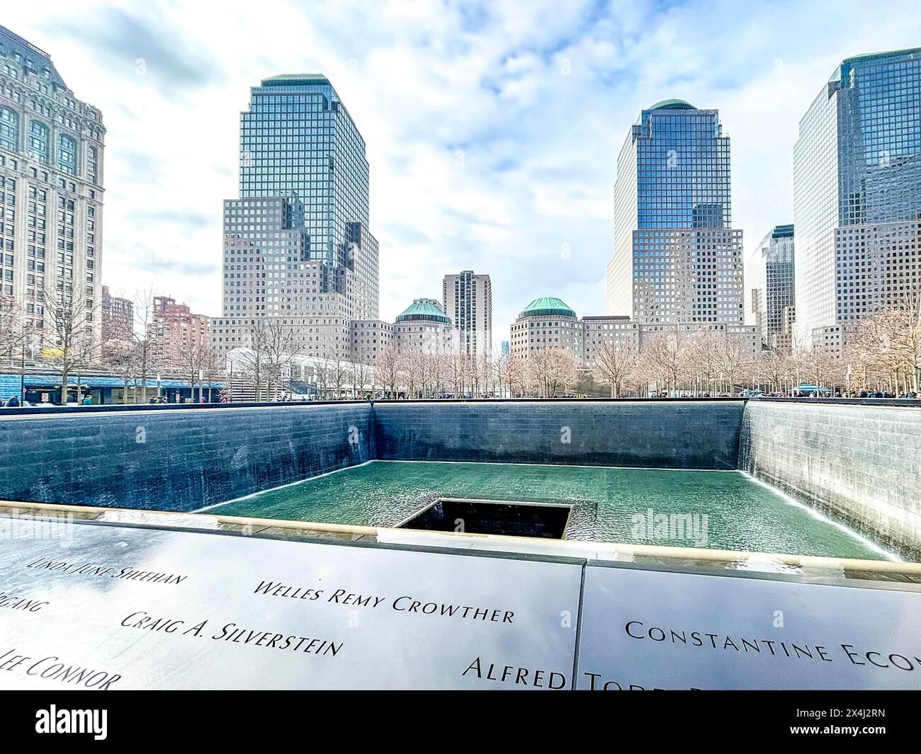National 9/11 Memorial Museum, una delle due fondazioni dell'ex World Trade Centre, Lower Manhattan, New York City Foto Stock