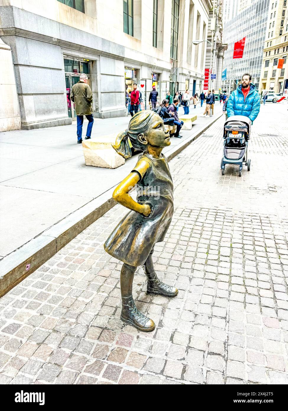 Scultura in bronzo Fearless Girl di Kristen Visbal in Broad Street di fronte alla Borsa di New York, New York City Foto Stock