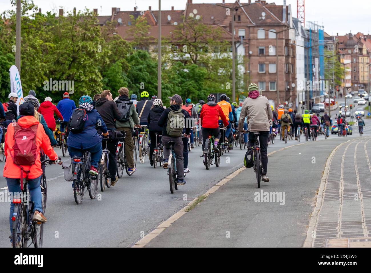 Fahrrad-Demonstration für die Mobilitätswende im Großraum Nürnberg Raddemo gegen den Ausbau des Frankenschnellwegs, für Radschnellwege und für die Stadt-Umland-Bahn, die Verlängerung der Straßenbahn von Nürnberg über Erlangen nach Herzogenaurach. Die Route der Demonstration führte vom Nürnberger Opernhaus über den Frankenschnellweg bis zur Straßenbahnhaltestelle am Wegfeld , das Ende der derzeitigen Ausbaustrecke der tram nach Erlangen. Nürnberg Bayern Deutschland *** dimostrazione di biciclette per la ripresa della mobilità nella grande area di Norimberga dimostrazione di biciclette contro l'espansione di Foto Stock