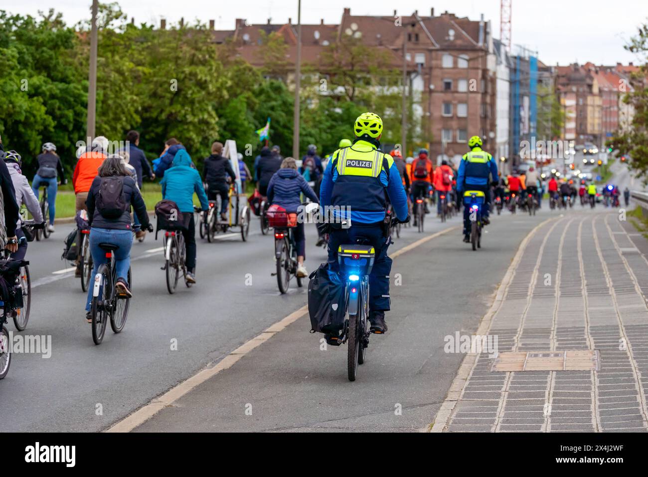 Fahrrad-Demonstration für die Mobilitätswende im Großraum Nürnberg Raddemo gegen den Ausbau des Frankenschnellwegs, für Radschnellwege und für die Stadt-Umland-Bahn, die Verlängerung der Straßenbahn von Nürnberg über Erlangen nach Herzogenaurach. Die Route der Demonstration führte vom Nürnberger Opernhaus über den Frankenschnellweg bis zur Straßenbahnhaltestelle am Wegfeld , das Ende der derzeitigen Ausbaustrecke der tram nach Erlangen. Nürnberg Bayern Deutschland *** dimostrazione di biciclette per la ripresa della mobilità nella grande area di Norimberga dimostrazione di biciclette contro l'espansione di Foto Stock