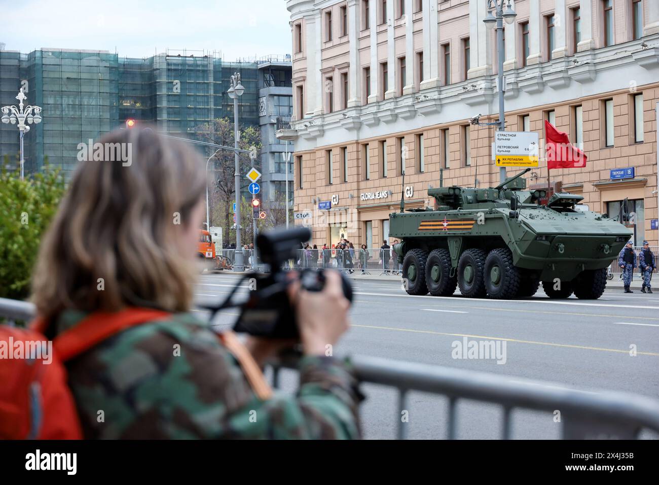 Ragazza fotografa il portante corazzato russo Boomerang in via Tverskaya durante una prova della sfilata della Vittoria Foto Stock