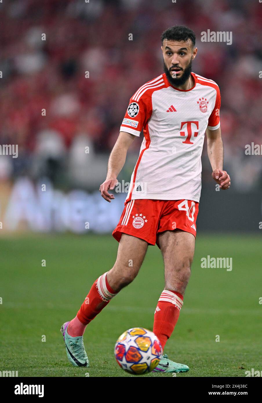 Noussair Mazraoui FC Bayern Monaco FCB (40) azione sul pallone Champions League, CL, Allianz Arena, Monaco, Bayern, Germania Foto Stock