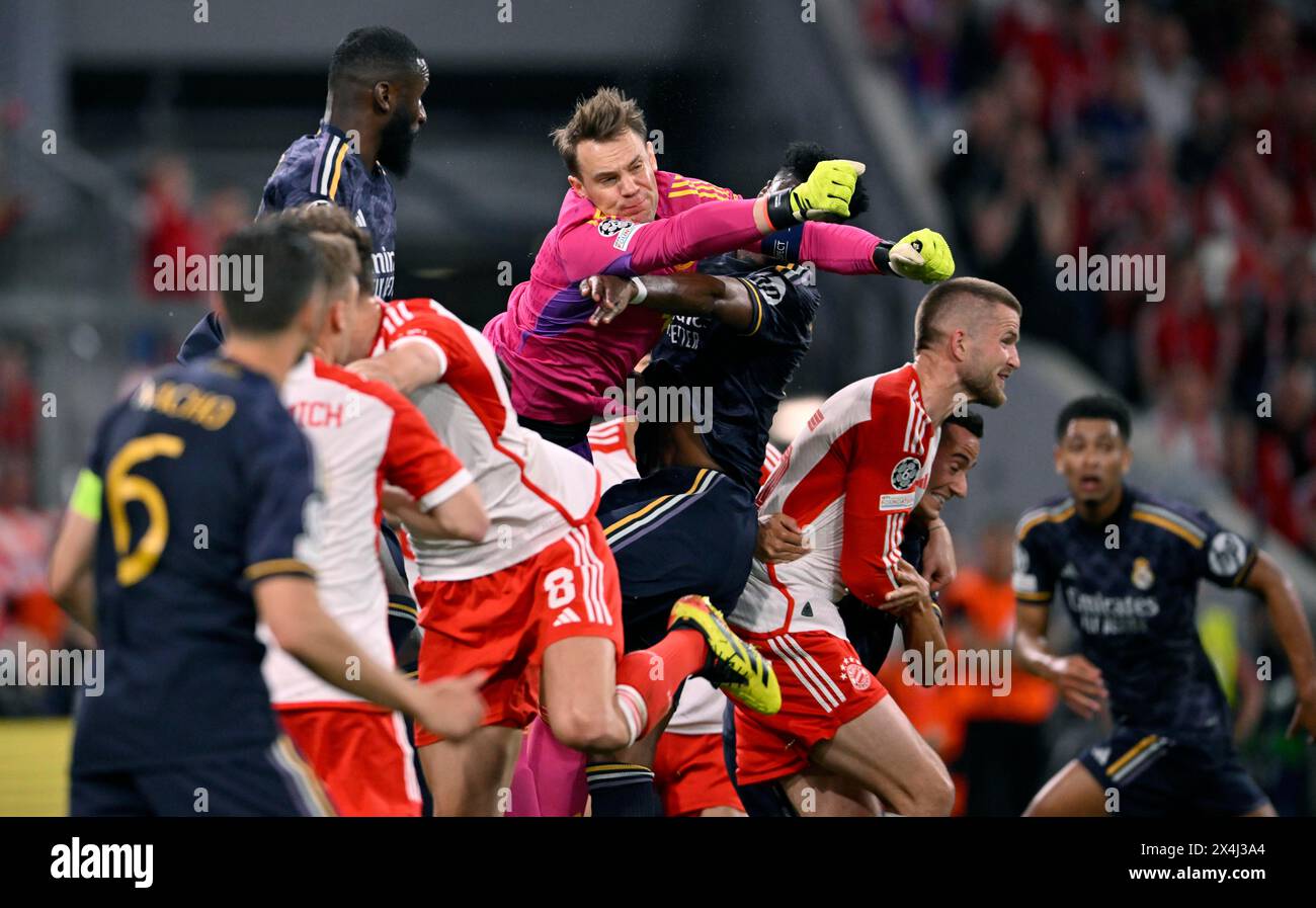 Scena area di rigore, scena area di rigore portiere Manuel Neuer FC Bayern Muenchen FCB (01) vs Vinicius Junior Real Madrid (07) Antonio Ruediger Real Foto Stock