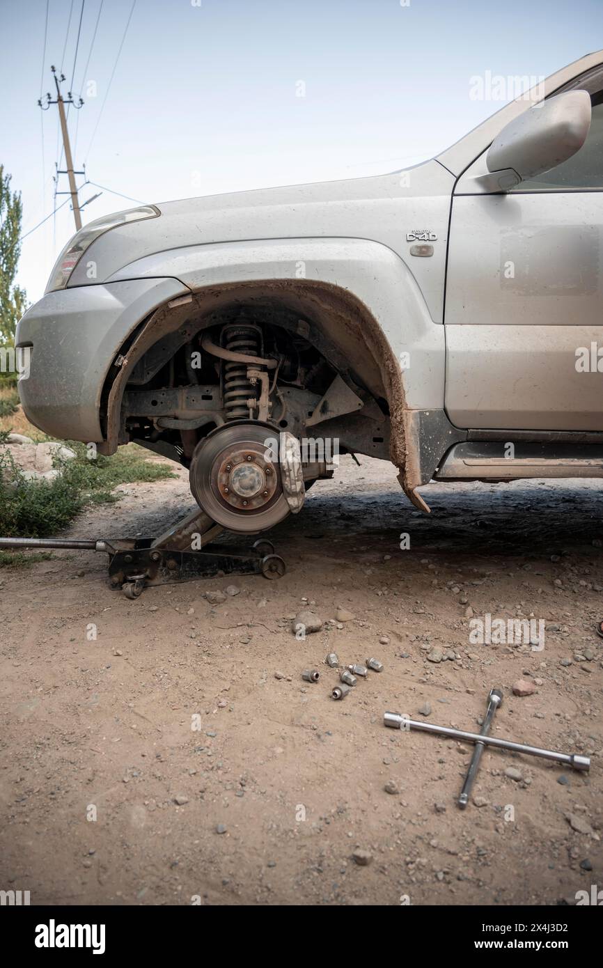 Cambio di pneumatici, Kirghizistan Foto Stock