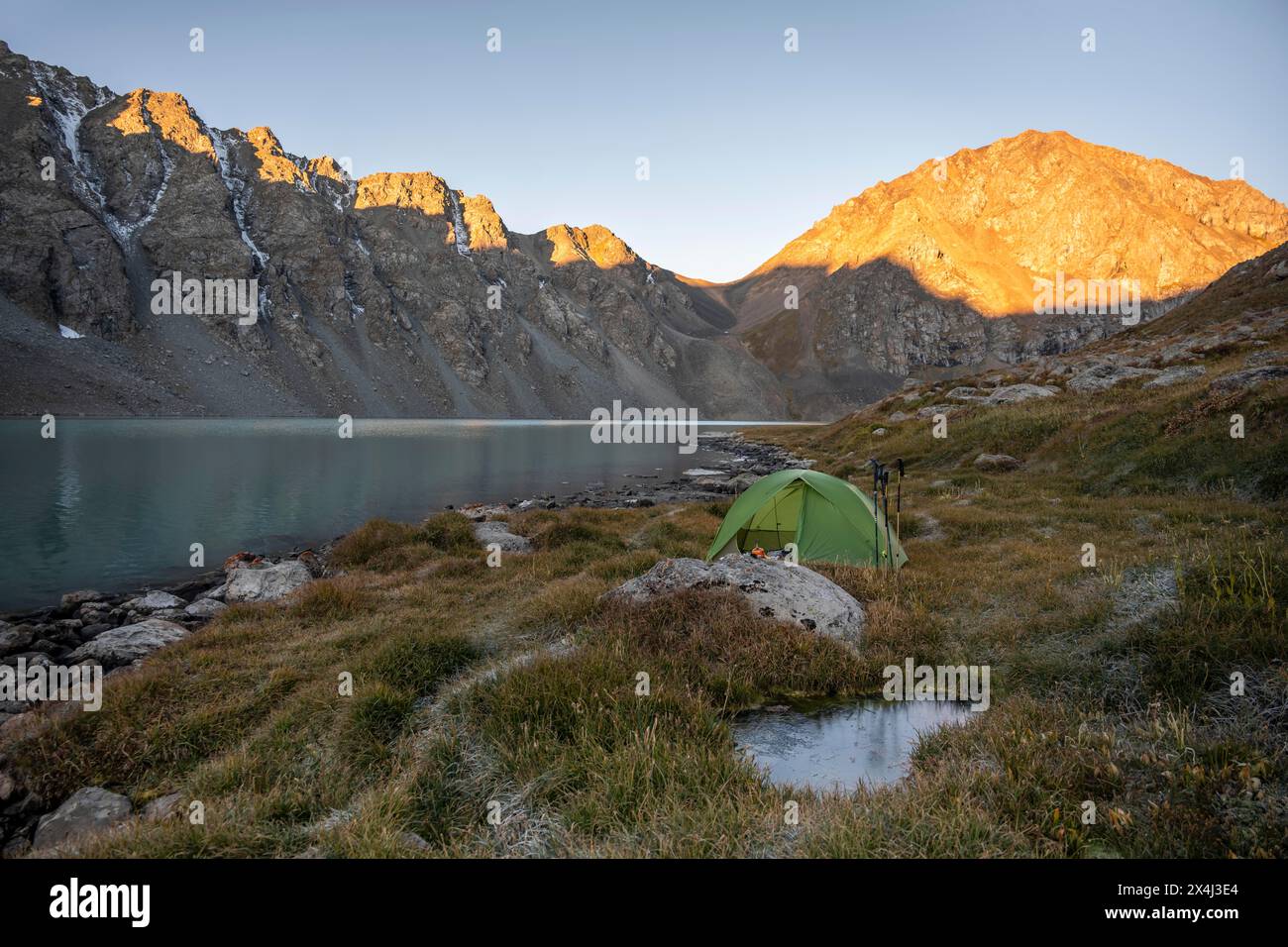Campeggio nella natura selvaggia, atmosfera mattutina, lago di montagna nel Tien Shan, lago Ala-Kul, Kirghizistan Foto Stock