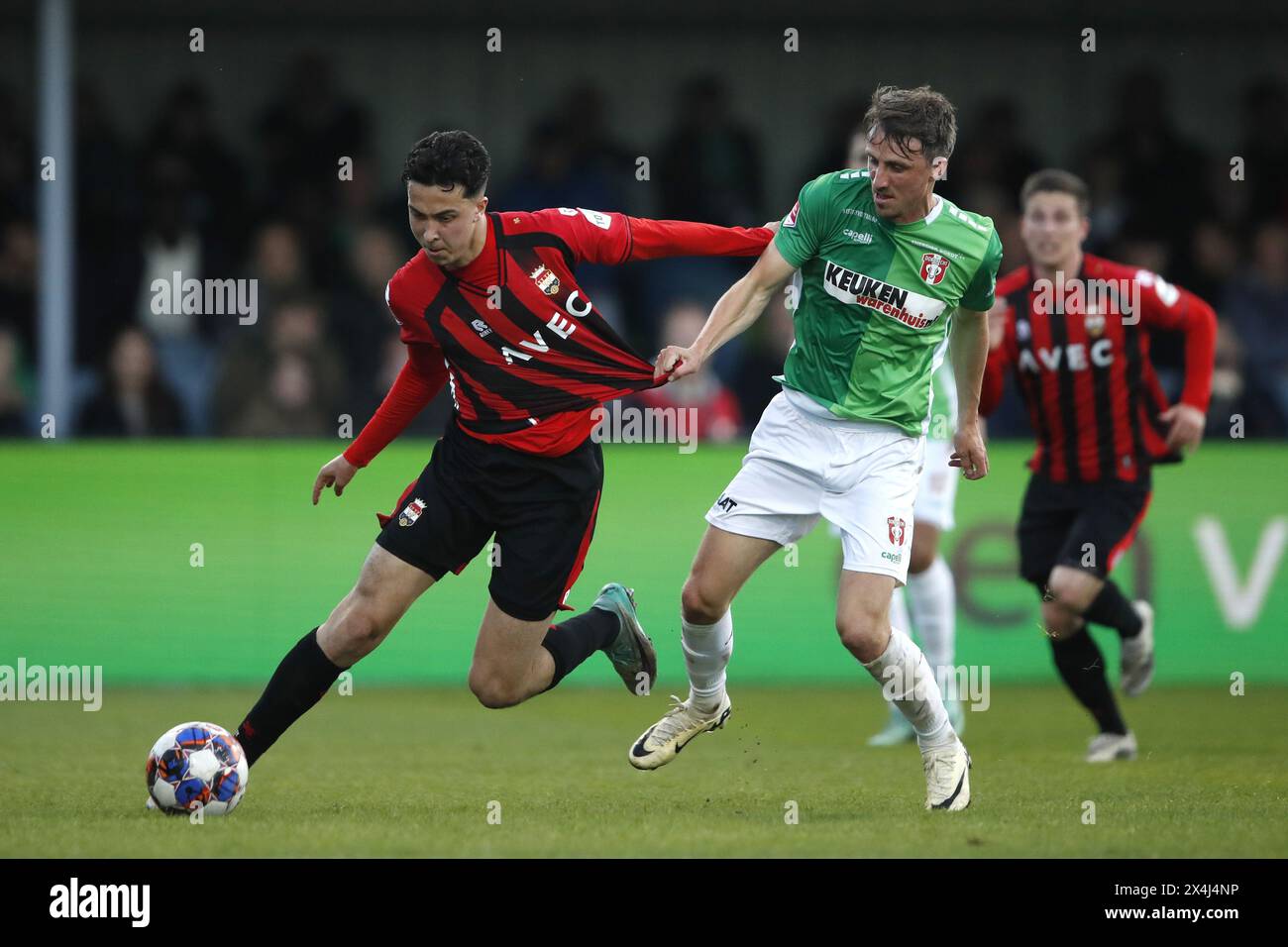 DORDRECHT - (l-r) Amine Lachkar di Willem II, Tim Receveur del FC Dordrecht durante la partita KKD tra FC Dordrecht e Willem II allo stadio M-Scores il 3 maggio 2024 a Dordrecht, Paesi Bassi. ANP BART STOUTJESDIJK Foto Stock