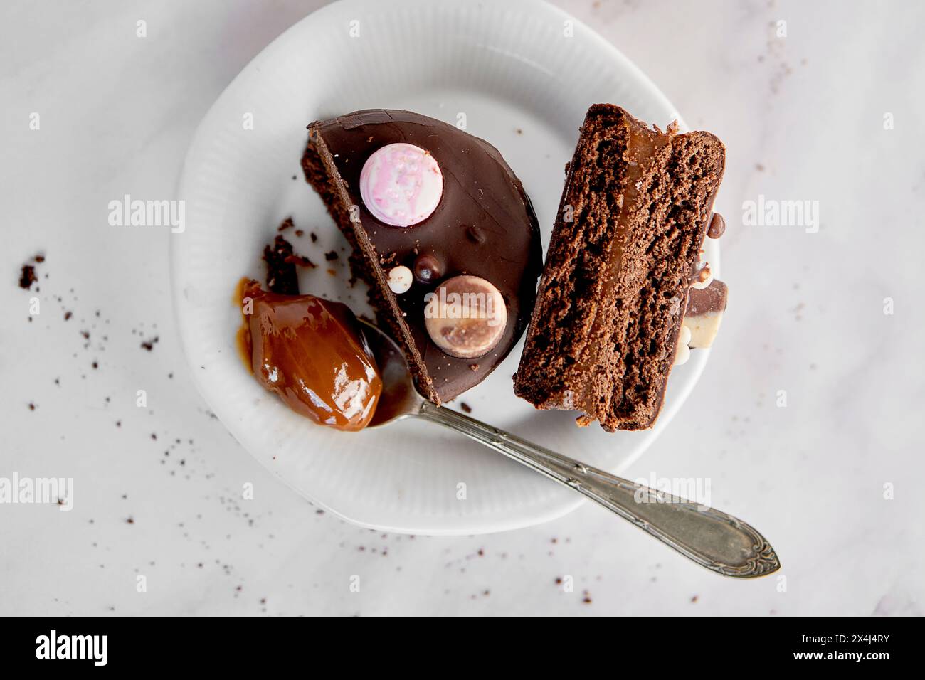 Alfajor di cioccolato argentino in un paesaggio bianco. Tipico cibo sudamericano. Torta al cioccolato con ripieno di dulce de leche. Foto Stock