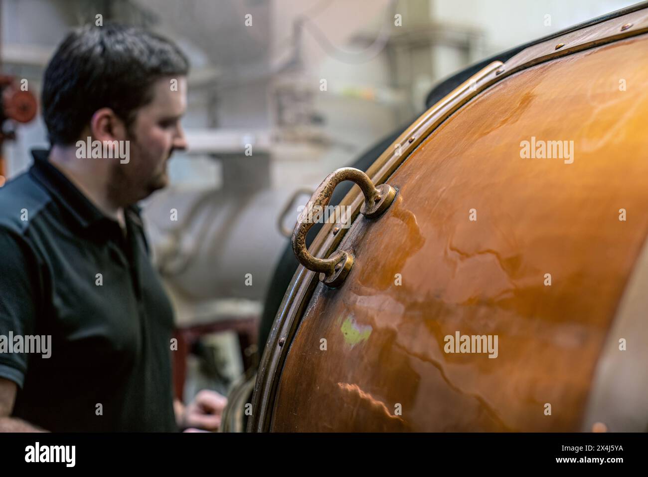 La pasta viene riempita con orzo ammollato e il lievito viene aggiunto per iniziare la fermentazione presso la distilleria Glengoyne - Dungoyne, Stirlingshire, Scozia, UK Foto Stock