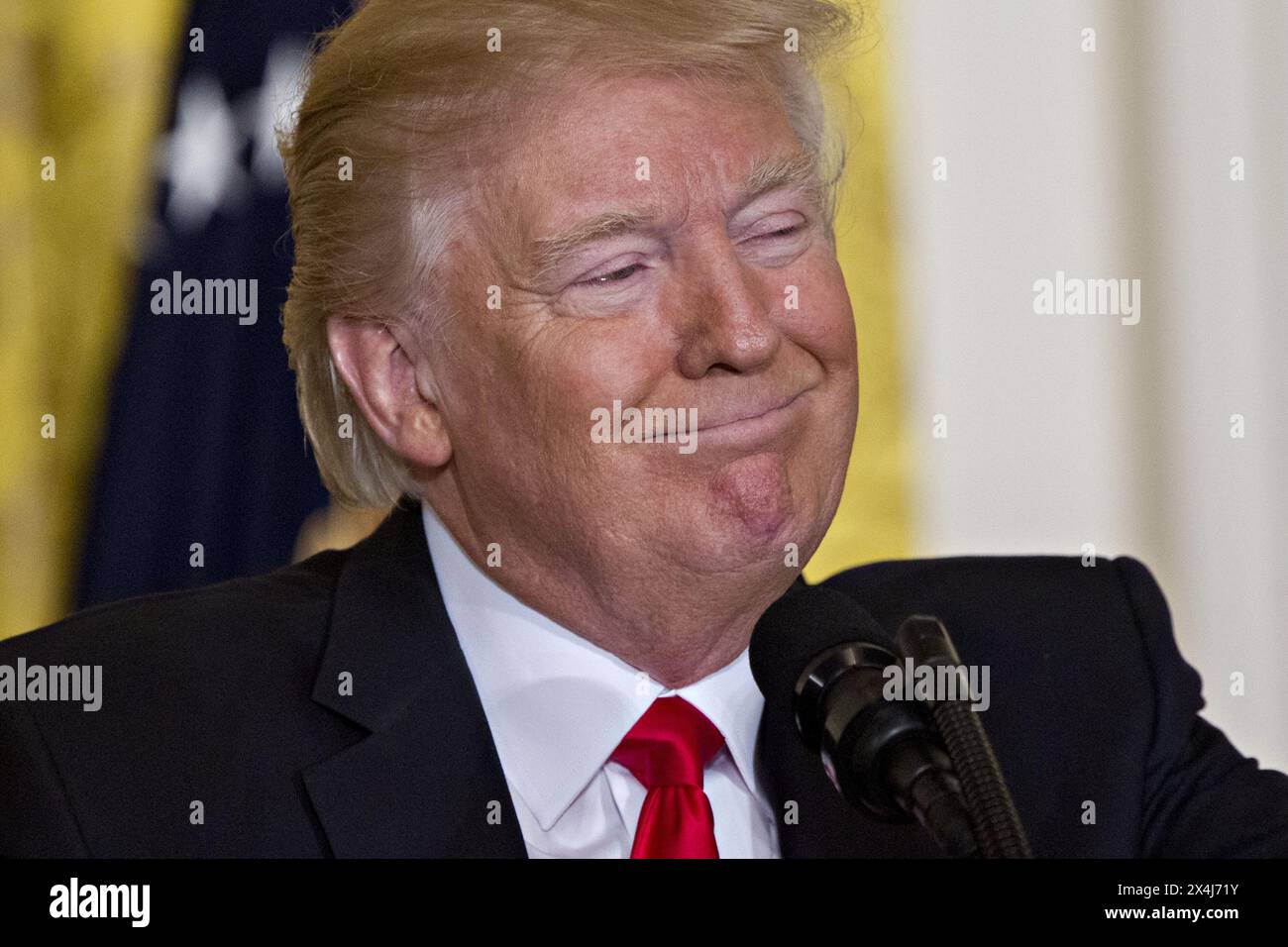 Il presidente degli Stati Uniti Donald Trump sorride durante una conferenza stampa per annunciare Alexander Acosta come segretario al lavoro degli Stati Uniti nominato nella East Room of the White Foto Stock