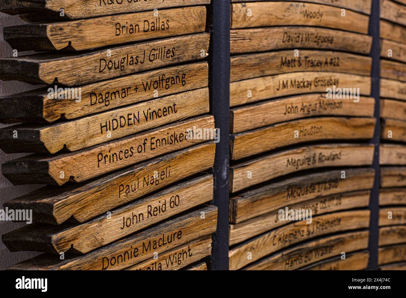 I nomi di proprietà delle botti sulle stave della distilleria Isle of Harris a Tarbert, Isola di Harris, Ebridi esterne, Scozia Foto Stock
