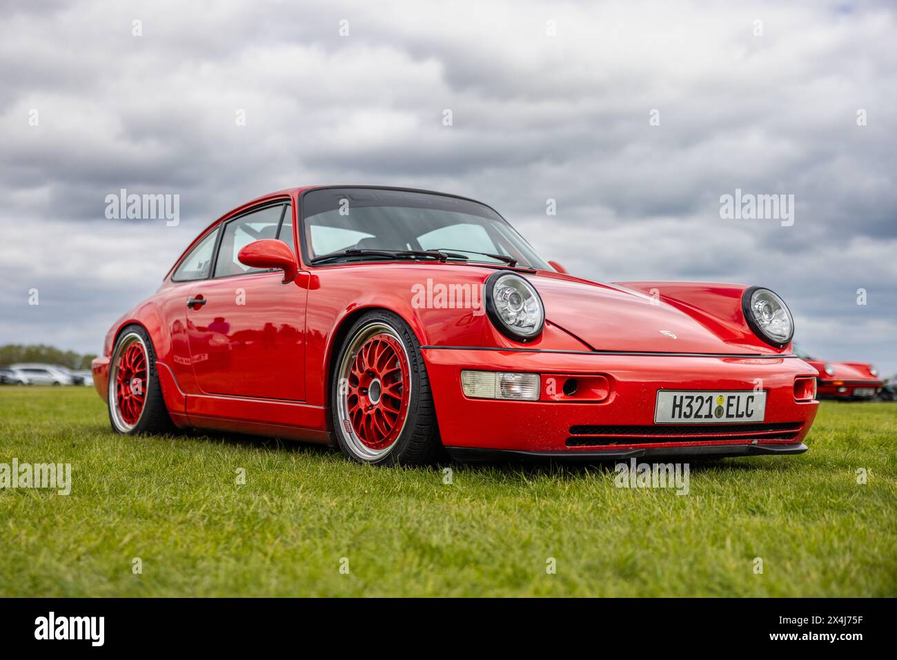 1990 Porsche 911 Carrera 2, in mostra allo Scramble di aprile tenutosi al Bicester Heritage Centre il 21 aprile 2024. Foto Stock