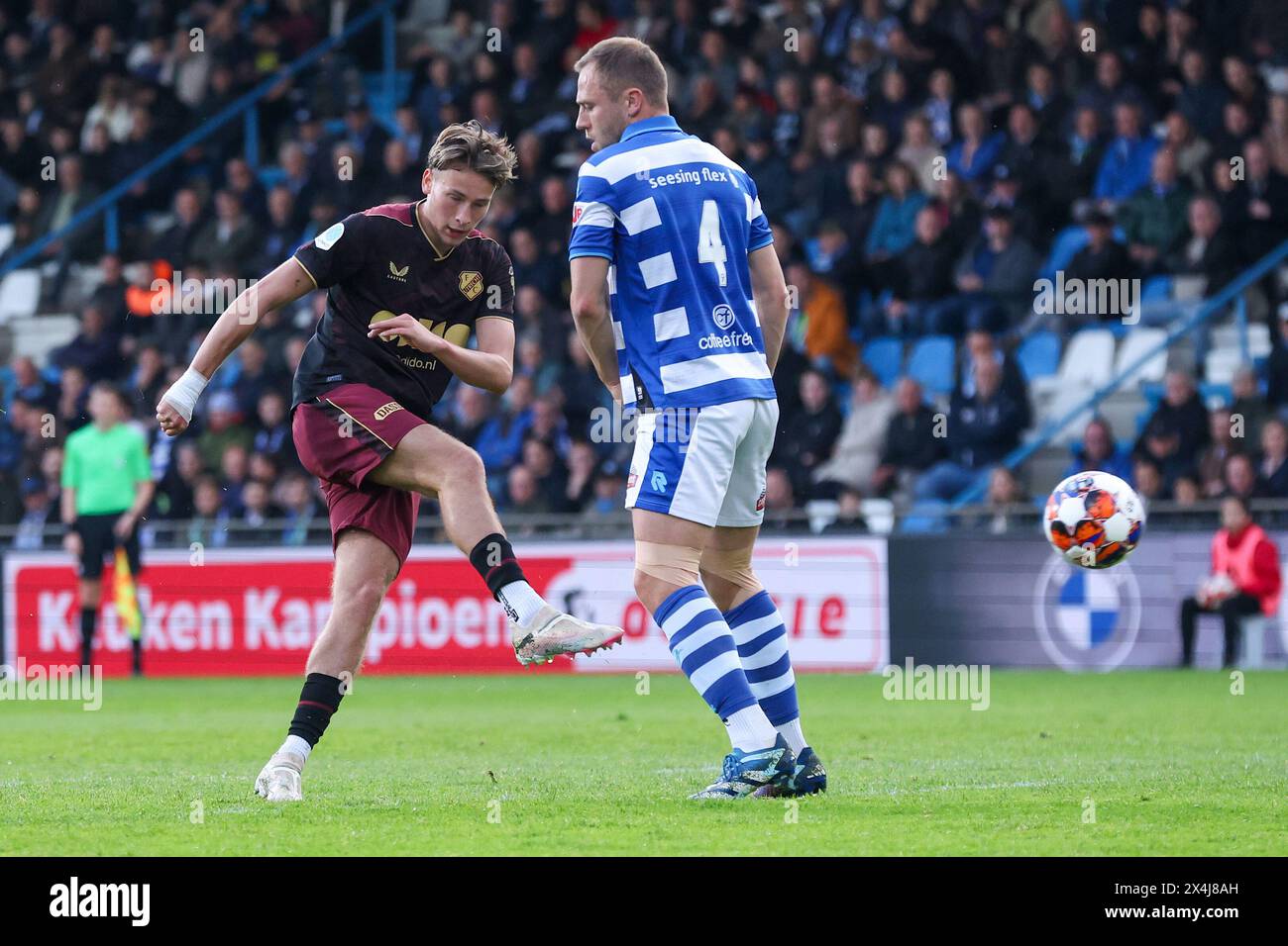 Doetinchem, Paesi Bassi. 3 maggio 2024. DOETINCHEM, PAESI BASSI - 3 MAGGIO: Jesse van de Haar di Jong FC Utrecht, Xandro Schenk di De Graafschap durante la partita olandese Keukenkampioendivisie tra De Graafschap e Jong FC Utrecht allo Stadion de Vijverberg il 3 maggio 2024 a Doetinchem, Paesi Bassi (foto di Ben Gal/Orange Pictures) credito: Orange Pics BV/Alamy Live News Foto Stock