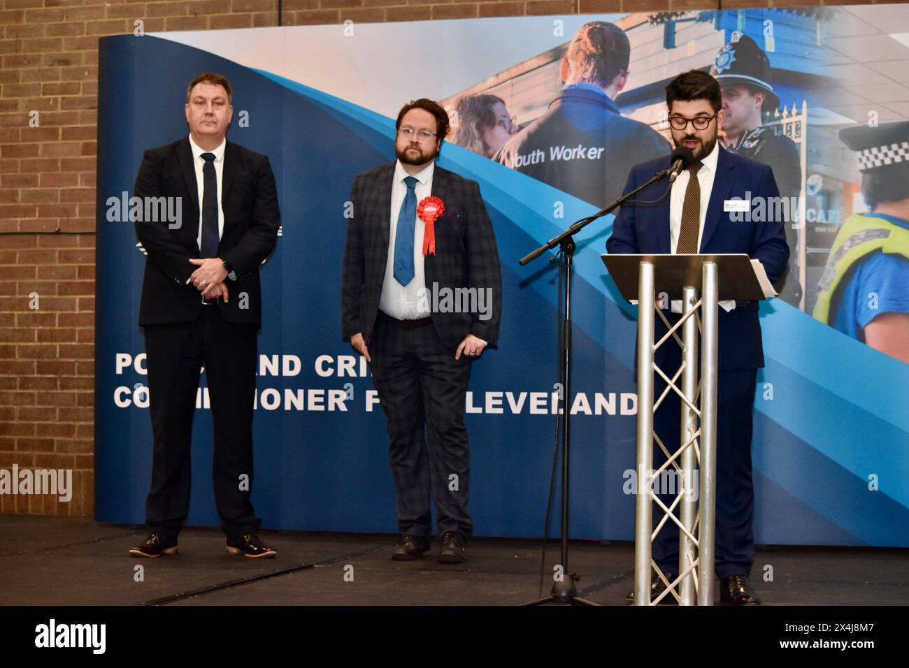 Stockton-on-Tees, Regno Unito. 3 maggio 2024. Matt Storey è stato eletto Commissario della polizia e del crimine per Cleveland. Steve Turner, il candidato del Partito Conservatore che è stato eletto PCC nel maggio 2021, si è opposto al candidato del Partito Laburista Matt Storey. Nella foto sono raffigurati Steve Turner, Matt Storey e Mike Greene (funzionario locale per il recupero). Crediti: James Hind/Alamy Live News. Foto Stock
