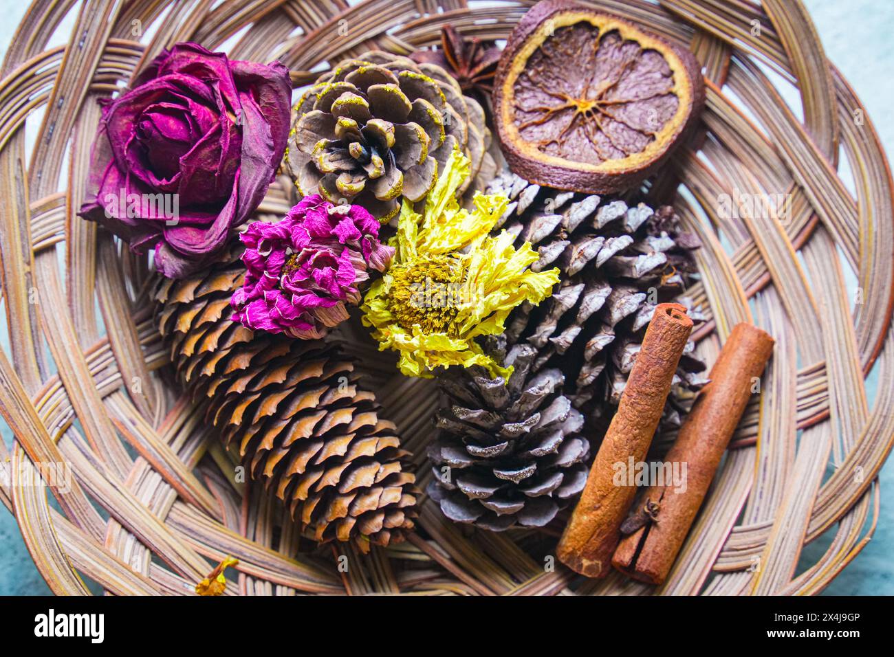 Cestino con fiori Foto Stock