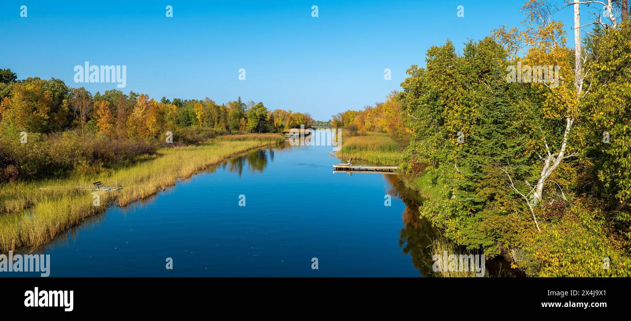 Fiume Mississippi a Bemidji Minnesota vicino all'autostrada 2. Questo splendido paesaggio autunnale si trova a pochi chilometri dalla sorgente del lago Itasca. Foto Stock