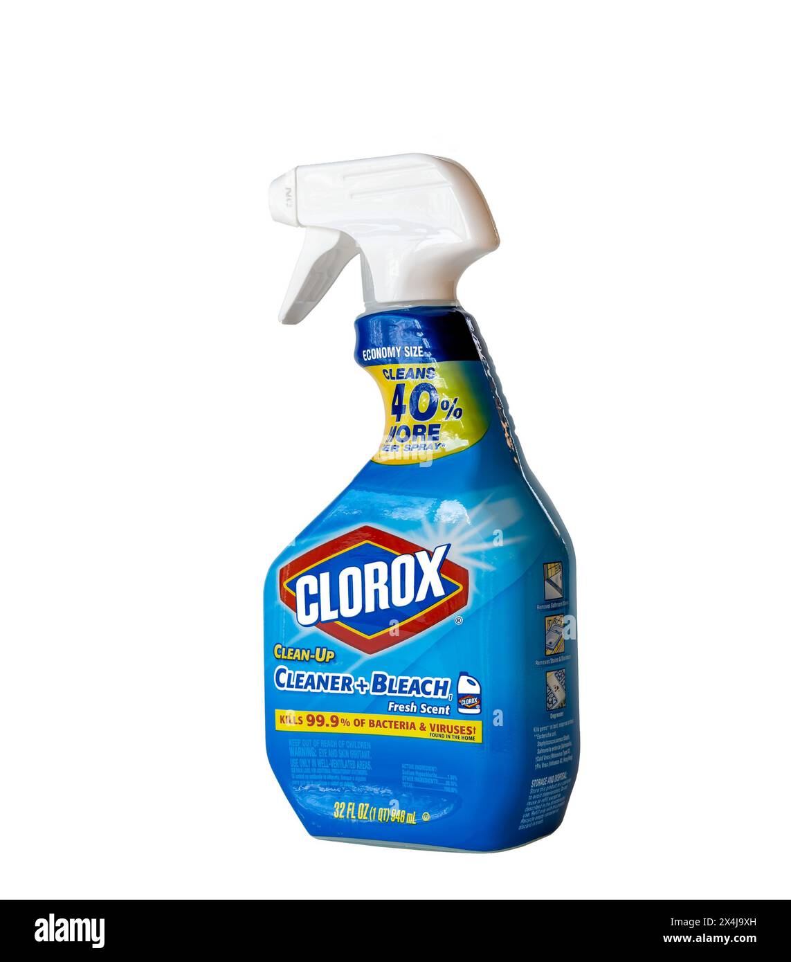 BEMIDJI, MN - 17 novembre 2020: Una bottiglia spray in plastica di Clorox disinfettante per bagni con candeggina, isolata su bianco con spazio di copia. Duri popolari Foto Stock