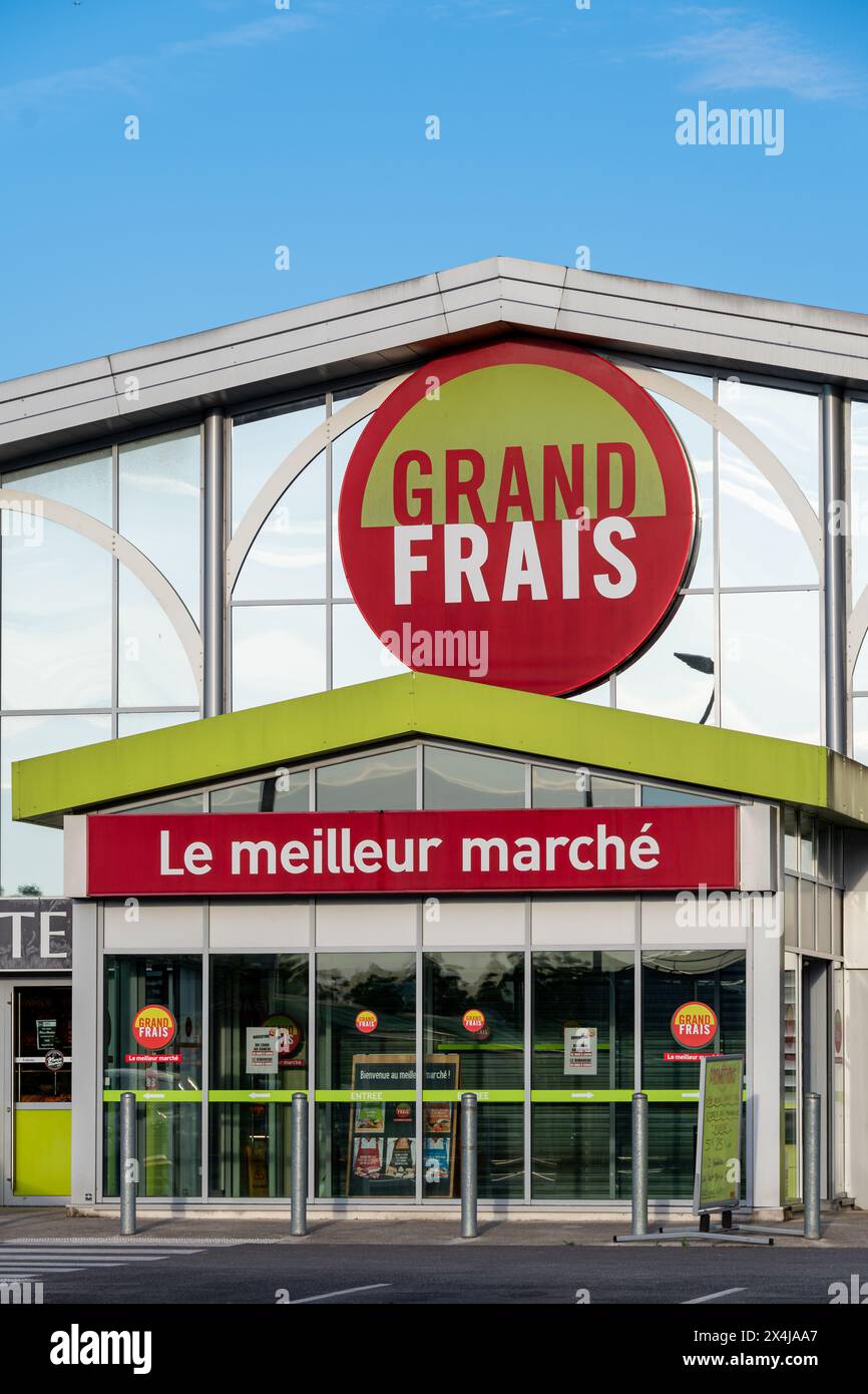 Ingresso a un negozio Grand Frais. Grand Frais è una catena di supermercati francese specializzata in prodotti freschi e alimentari Foto Stock