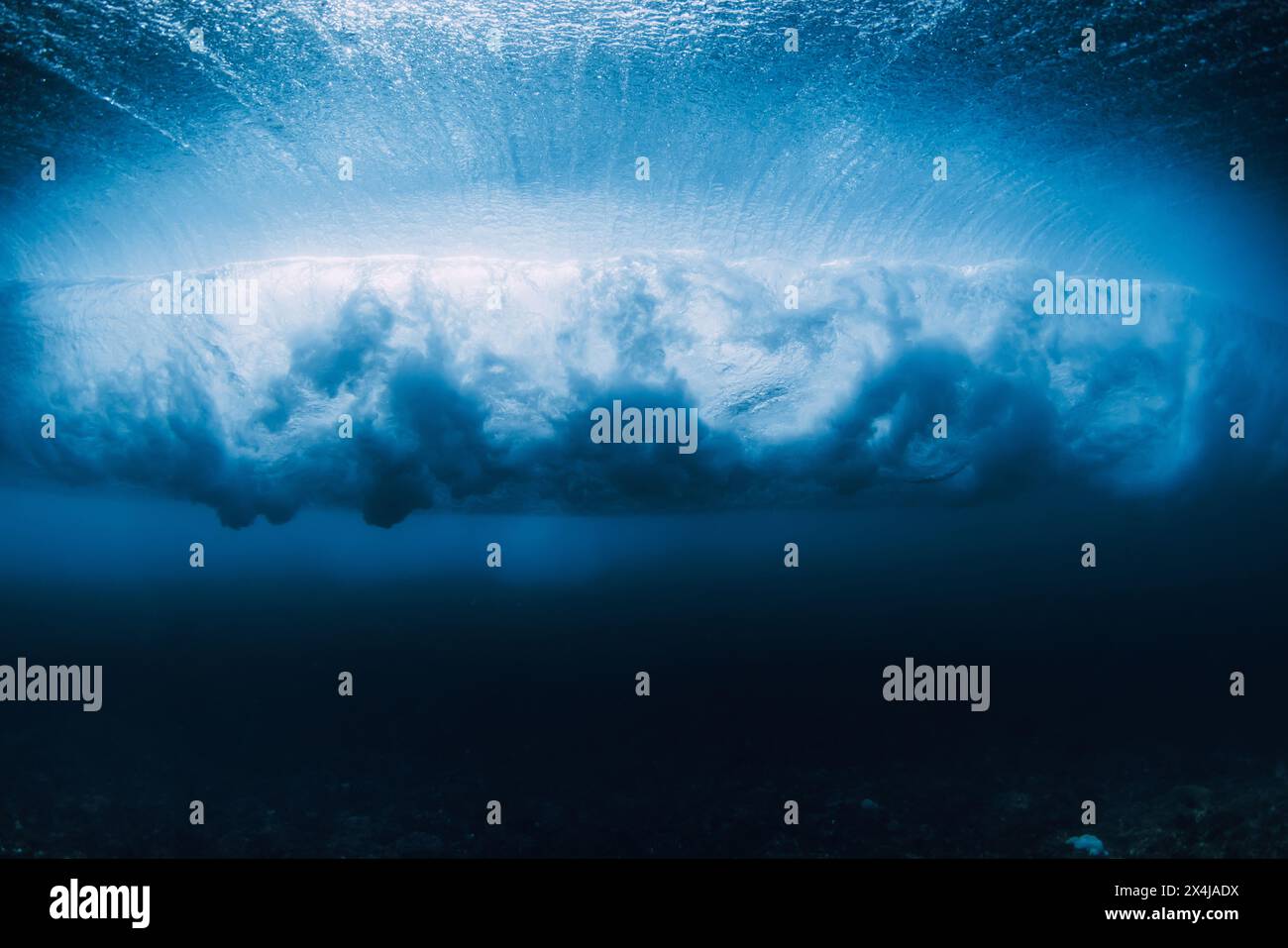 Onda sott'acqua. Oceano blu sott'acqua. Surf con l'onda del barile Foto Stock