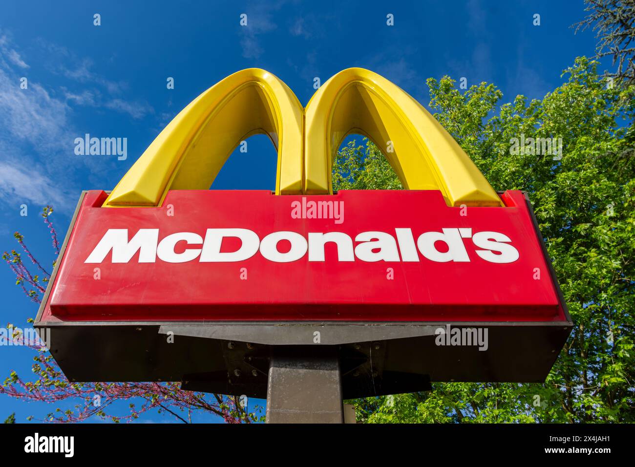 Firma e logo di un ristorante McDonald's. McDonald's Corporation è una multinazionale americana di fast food con una presenza mondiale Foto Stock