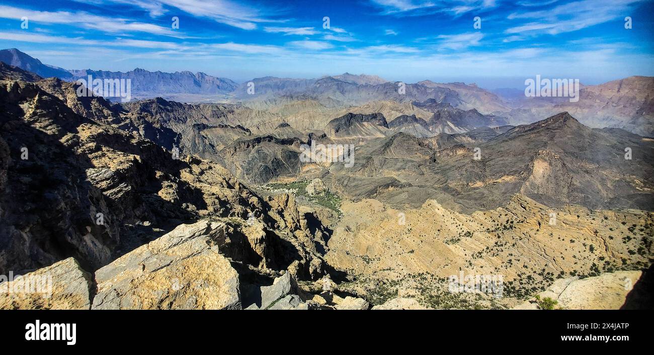 Sopra il villaggio di Hat e Wadi Ban Auf, le montagne Hajar occidentali, Ash Sharaf, Oman Foto Stock