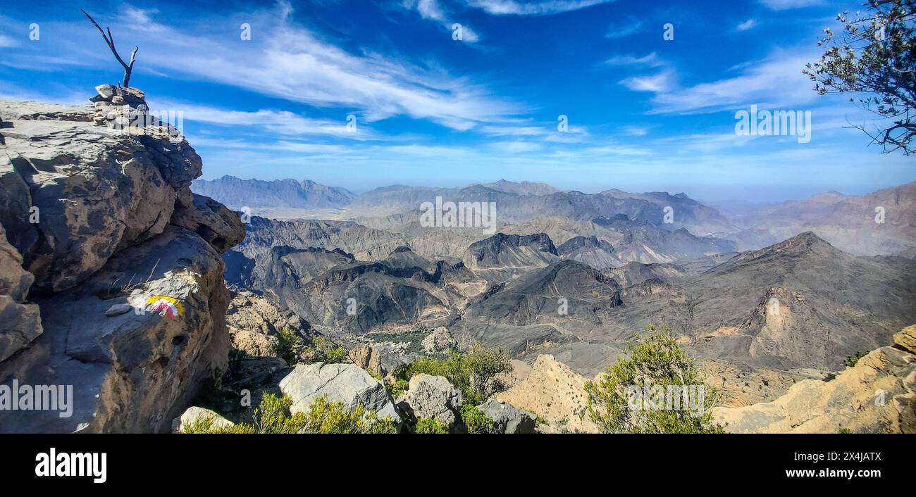 Sopra il villaggio di Hat e Wadi Ban Auf, le montagne Hajar occidentali, Ash Sharaf, Oman Foto Stock