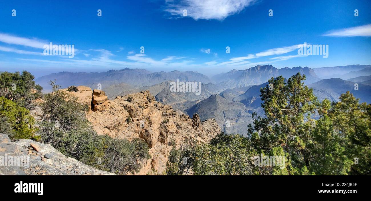 Sopra il villaggio di Hat e Wadi Ban Auf, le montagne Hajar occidentali, Ash Sharaf, Oman Foto Stock