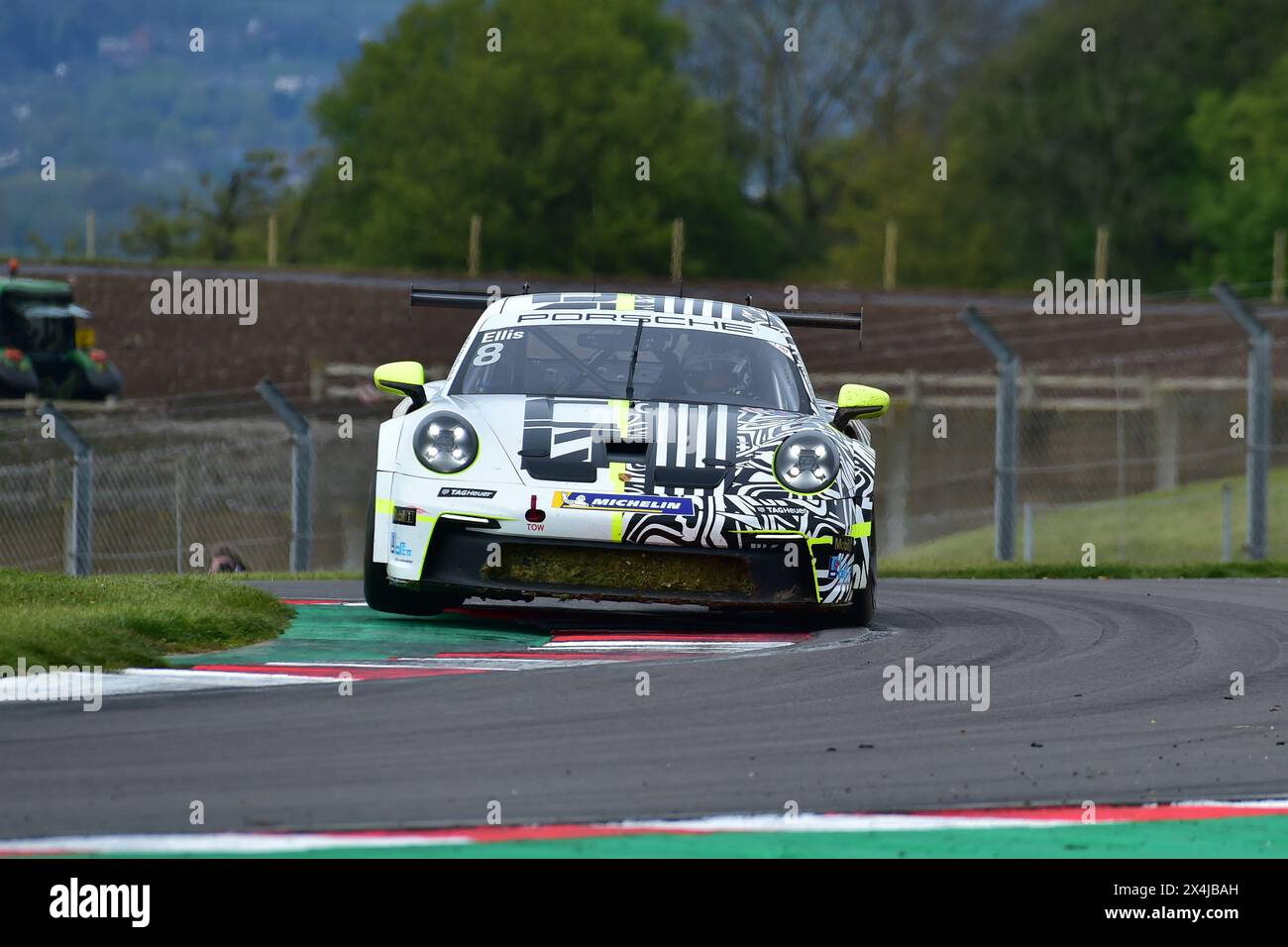 Basta sollevare una ruota interna e raccogliere un po' d'erba, Hugo Ellis, Porsche 911 GT3 Cup, Team Parker Racing, Porsche Carrera Cup Gran Bretagna 2024, A. Foto Stock