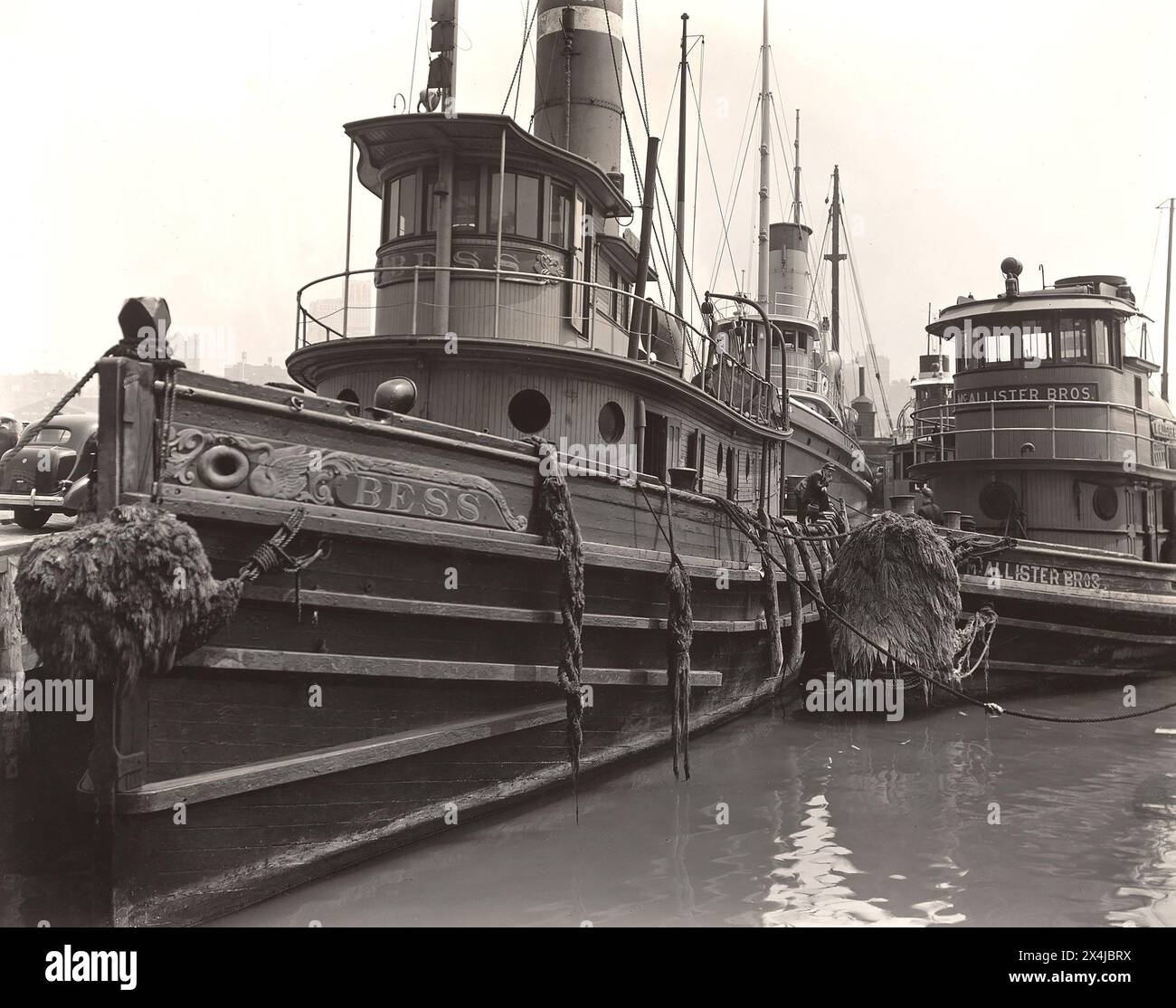 Rimorchiatori, Molo 11, East River, New York City, New York, USA, Berenice Abbott, Federal Art Project, "Changing New York", agosto 1936 Foto Stock