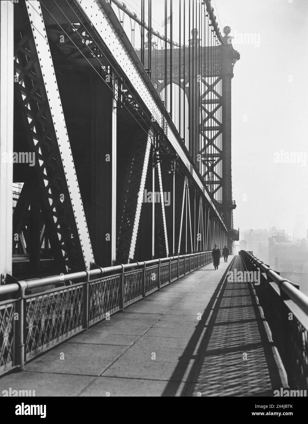 Passeggiata pedonale, Manhattan Bridge, New York City, New York, Stati Uniti, Berenice Abbott, Federal Art Project, "Changing New York", 1936 Foto Stock