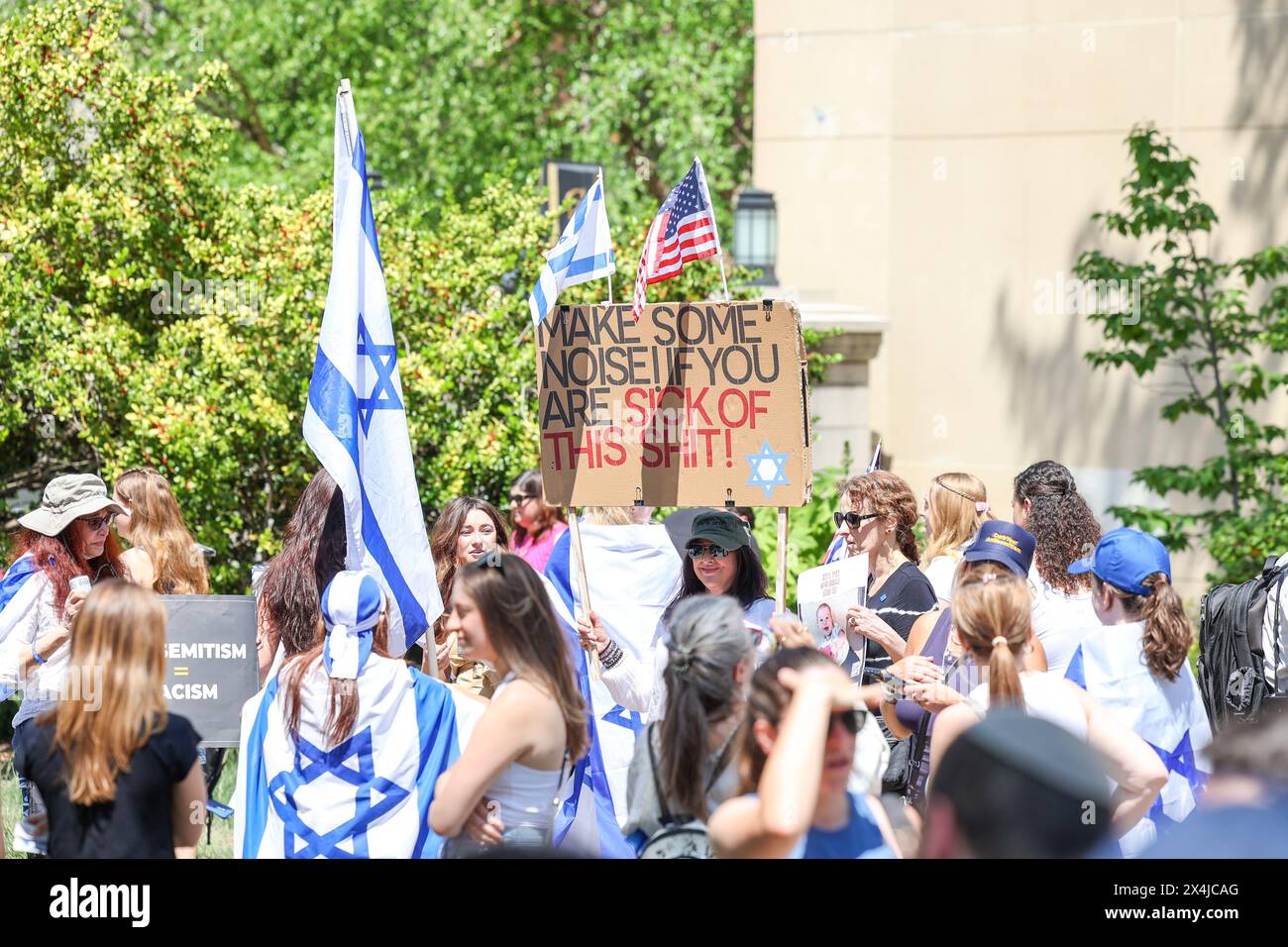 Washington, Stati Uniti. 2 maggio 2024. 2 maggio 2024, George Washington University, Washington, DC, STATI UNITI. Non lo e' mai piu' adesso! Una manifestazione contro l'antisemitismo del campus si è tenuta per sostenere gli studenti ebrei della GWU. Ci sono stati discorsi e balli. Non membri della comunità ebraica erano presenti in una posizione di solidarietà con la comunità ebraica di GW. (Foto di Robyn Stevens Brody/Sipa USA) credito: SIPA USA/Alamy Live News Foto Stock