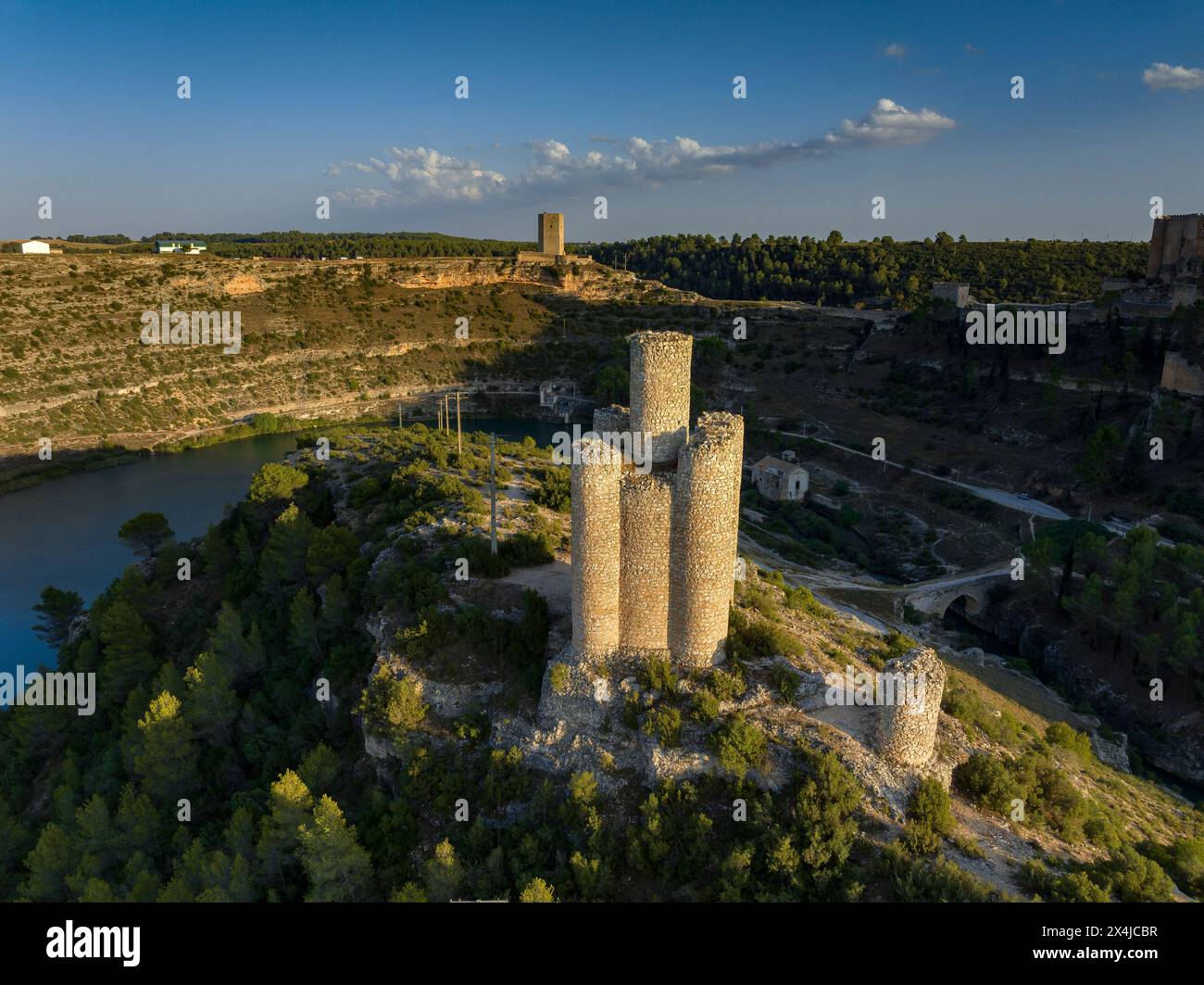 Torre de los Alarconcillos, situata su una collina vicino al villaggio di Alarcón (Cuenca, Castilla la Mancha, Spagna) Foto Stock