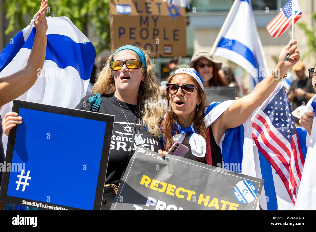 Washington, Stati Uniti. 2 maggio 2024. 2 maggio 2024, George Washington University, Washington, DC, STATI UNITI. Non lo e' mai piu' adesso! Una manifestazione contro l'antisemitismo del campus si è tenuta per sostenere gli studenti ebrei della GWU. Ci sono stati discorsi e balli. Non membri della comunità ebraica erano presenti in una posizione di solidarietà con la comunità ebraica di GW. (Foto di Robyn Stevens Brody/Sipa USA) credito: SIPA USA/Alamy Live News Foto Stock