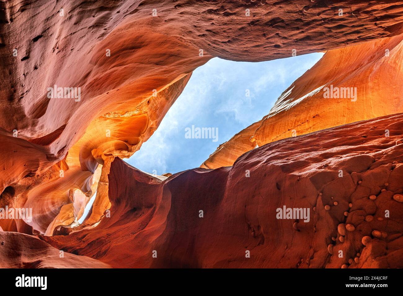 Il canyon Antelope slot vicino a Page, Arizona, mette in risalto lo stretto passaggio e l'incredibile luce brillante e gli intricati motivi che si formano nel corso degli anni Foto Stock