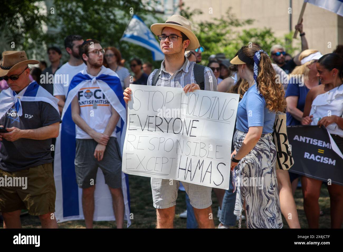 Washington, Stati Uniti. 2 maggio 2024. 2 maggio 2024, George Washington University, Washington, DC, STATI UNITI. Non lo e' mai piu' adesso! Una manifestazione contro l'antisemitismo del campus si è tenuta per sostenere gli studenti ebrei della GWU. Ci sono stati discorsi e balli. Non membri della comunità ebraica erano presenti in una posizione di solidarietà con la comunità ebraica di GW. (Foto di Robyn Stevens Brody/Sipa USA) credito: SIPA USA/Alamy Live News Foto Stock