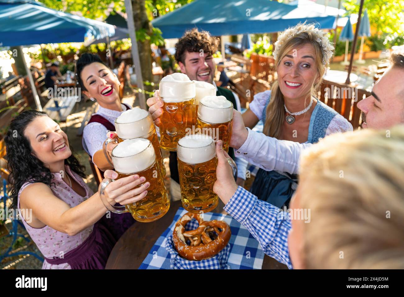 Un gruppo di amici si riunisce per bere birra all'Oktoberfest, festival folk o della birra in germania Foto Stock