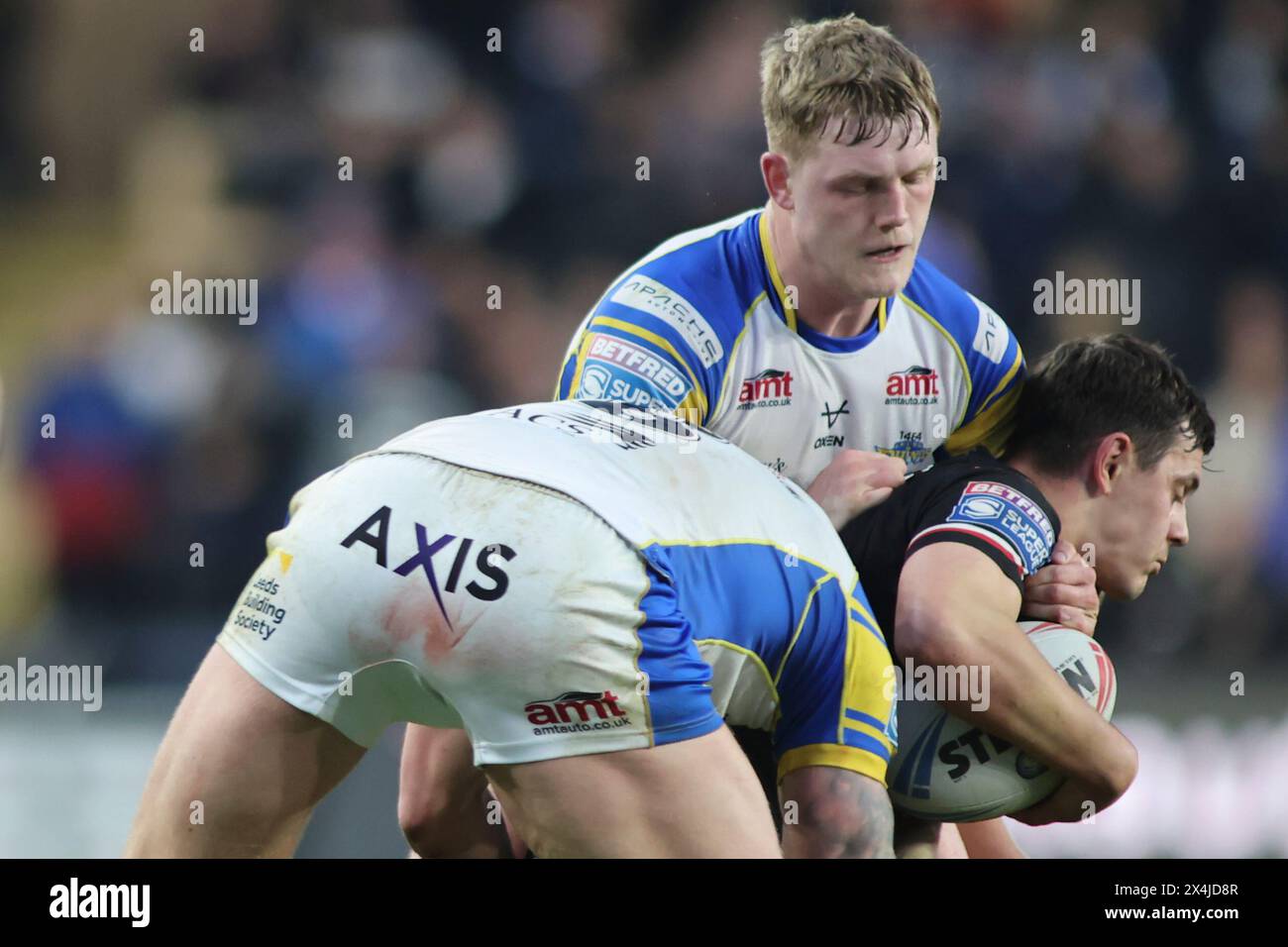 Leeds, Regno Unito. 3 maggio 2024. AMT Headingley Rugby Stadium, Leeds, West Yorkshire, 3 maggio 2024. Betfred Super League Leeds Rhinos contro London Broncos James McDonnell e Mikolaj Oledzki affronta Alex Walker dei London Broncos crediti: Touchlinepics/Alamy Live News Foto Stock