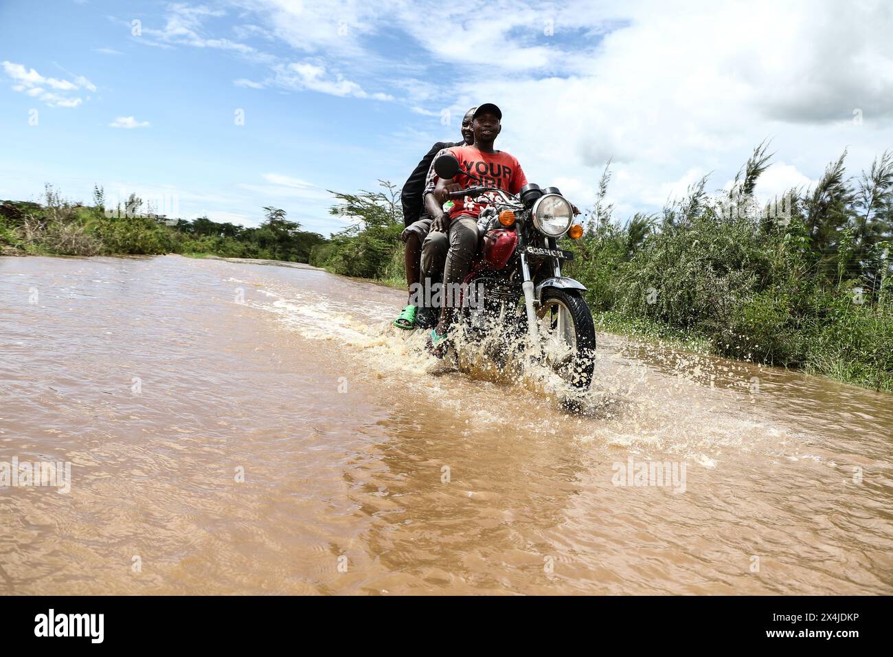 Nakuru, Kenya. 3 maggio 2024. Un uomo trasporta passeggeri in moto su una strada allagata a Rongai, nella contea di Nakuru, a seguito di un aumento delle precipitazioni che ha causato la morte di oltre 200 persone e ha distrutto molte proprietà in Kenya. Il presidente William Ruto oggi, durante un discorso nazionale alla State House di Nairobi, ha chiesto al Ministero degli interni di far rispettare un avviso di evacuazione obbligatorio emesso il 2 aprile 2023 per mitigare l'impatto delle inondazioni in tutto il paese. (Immagine di credito: © James Wakibia/SOPA Images via ZUMA Press Wire) SOLO PER USO EDITORIALE! Non per USO commerciale! Credito: ZUMA Press, io Foto Stock