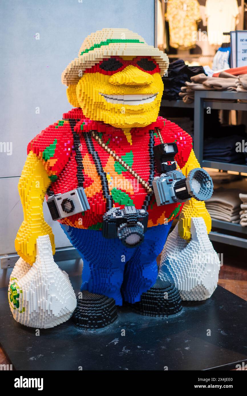 Copenaghen, Danimarca - 7 aprile 2024: Enorme scultura Lego di un uomo che sorride al negozio Lego dell'aeroporto di Copenaghen. Foto Stock