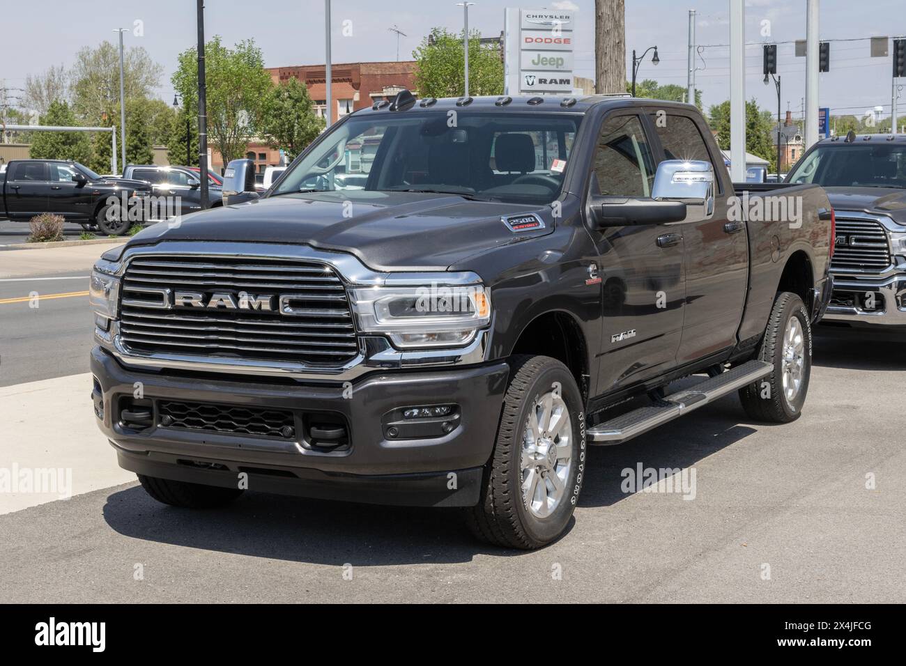 Logansport - 2 maggio 2024: Display RAM 2500 Laramie Crew Cab. RAM offre i modelli Tradesman, Big Horn, Power Wagon e Longhorn da 2500 pollici. IL MIO: 2023 Foto Stock