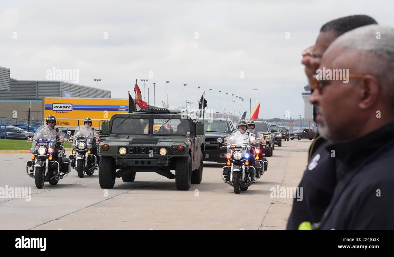 St. Louis, Stati Uniti. 3 maggio 2024. I vigili del fuoco di St. Louis salutano i resti del sergente Colin Arslanbas, 22 anni, durante una processione all'aeroporto internazionale St. Louis Lambert di St. Louis venerdì 3 maggio 2024. Il sergente Colin Arslanbas, morì il 18 aprile dopo un incidente di addestramento presso la base dei Marine di Camp Lejeune, nella Carolina del Nord. Foto di Bill Greenblatt/UPI. Crediti: UPI/Alamy Live News Foto Stock