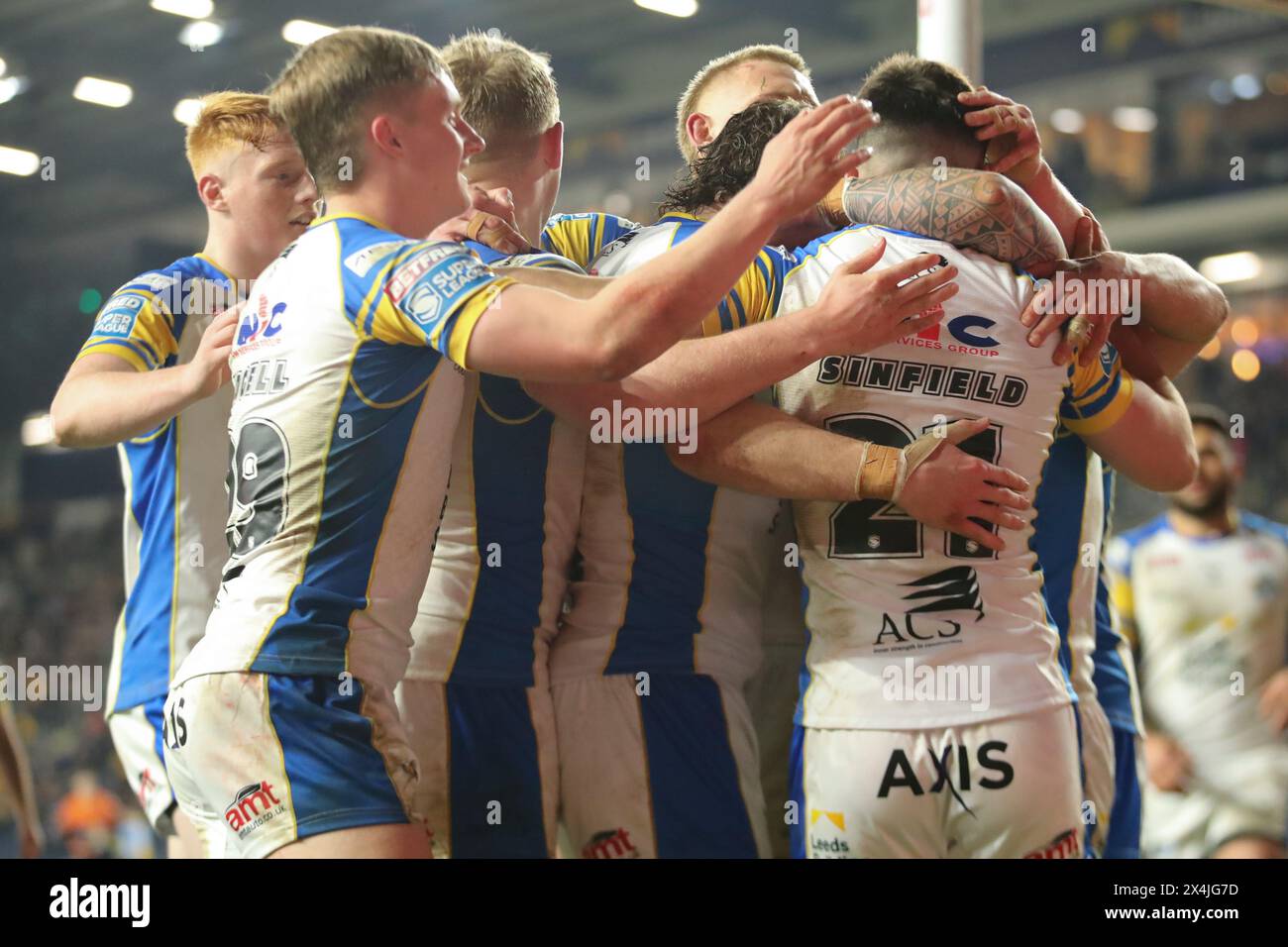 Leeds, Regno Unito. 3 maggio 2024. AMT Headingley Rugby Stadium, Leeds, West Yorkshire, 3 maggio 2024. Betfred Super League Leeds Rhinos contro London Broncos Jack Sinfield (C) di Leeds Rhinos celebra la sua meta contro i London Broncos insieme al suo compagno di squadra. Crediti: Touchlinepics/Alamy Live News Foto Stock