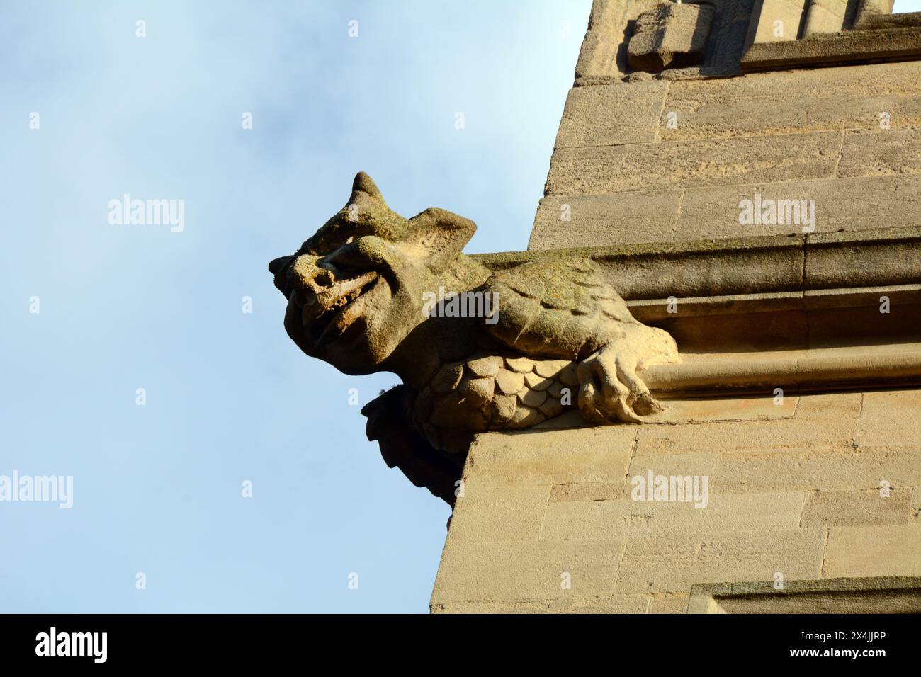 Un motivo architettonico gargoyle demoniaco del XVI secolo arroccato sul lato di St. Georges Mansions, fuori Jesus College, Oxford, Regno Unito. Foto Stock